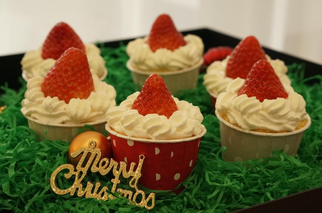 圣诞草莓奶油杯子蛋糕