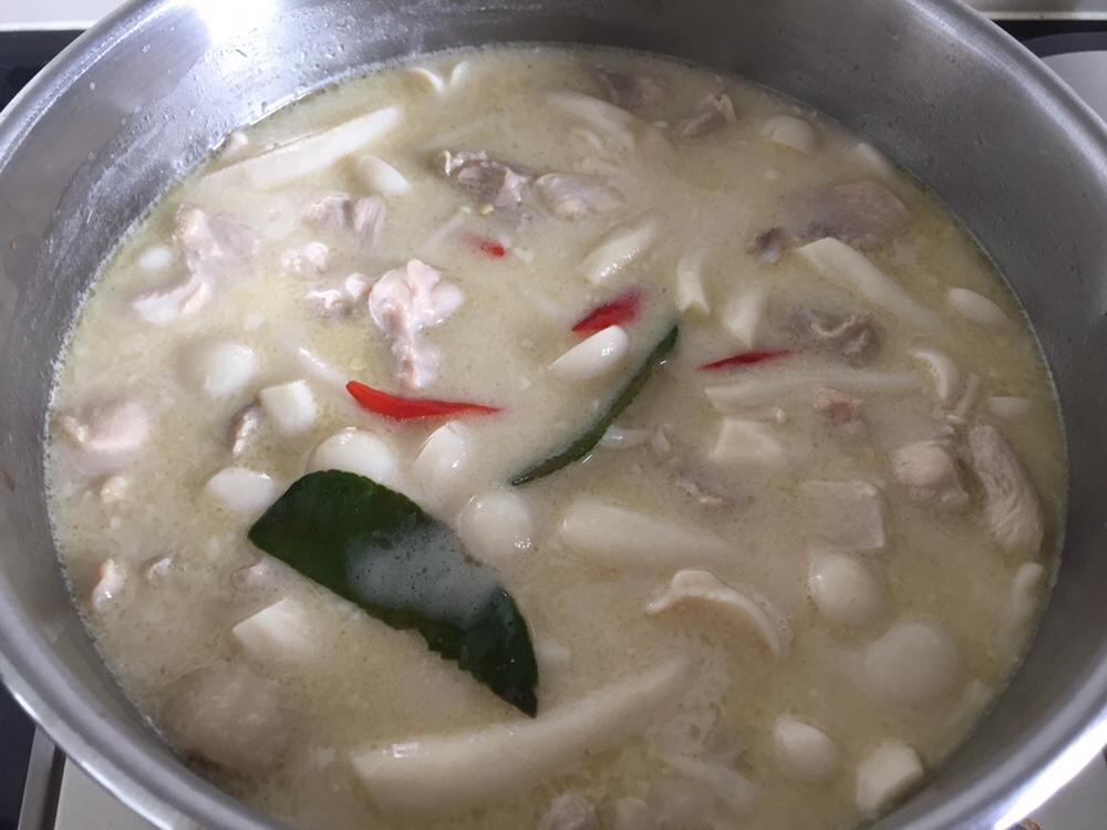 Thai Tom Kha Gai泰式椰奶鸡汤的做法 步骤9