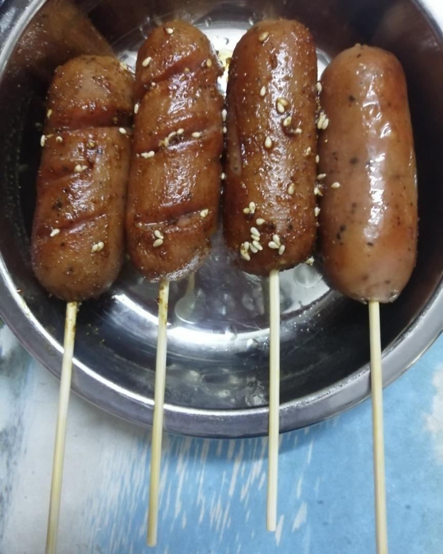 煎炸黑椒肠热狗肠