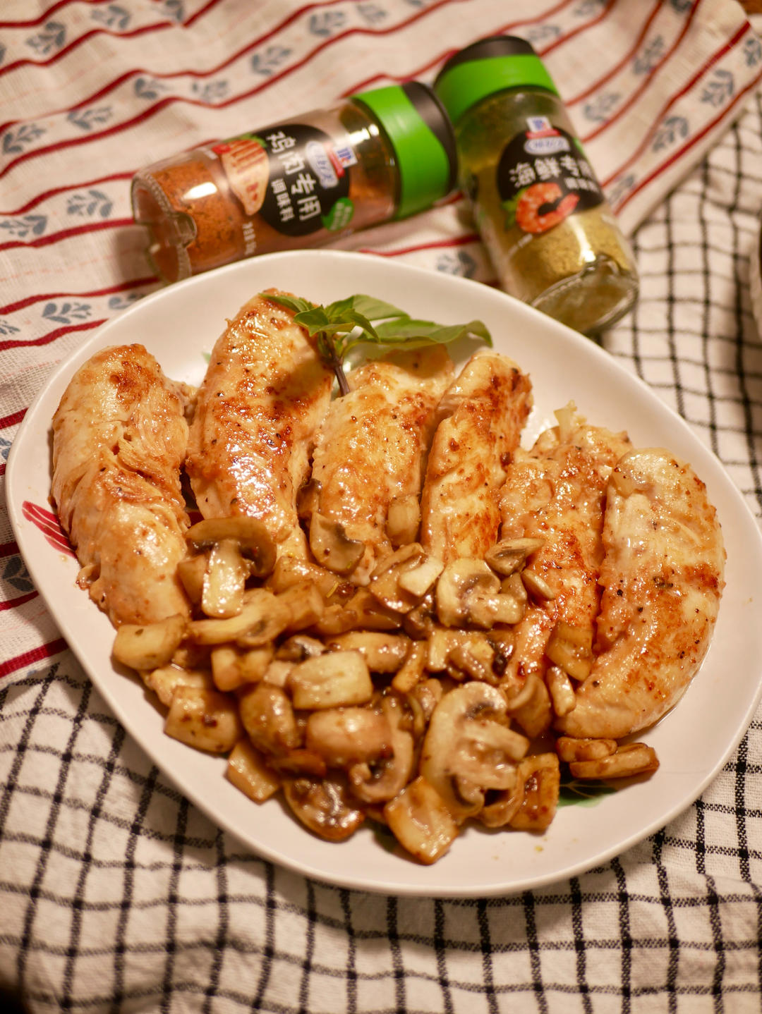 黑椒蒜香鸡里脊配蘑菇