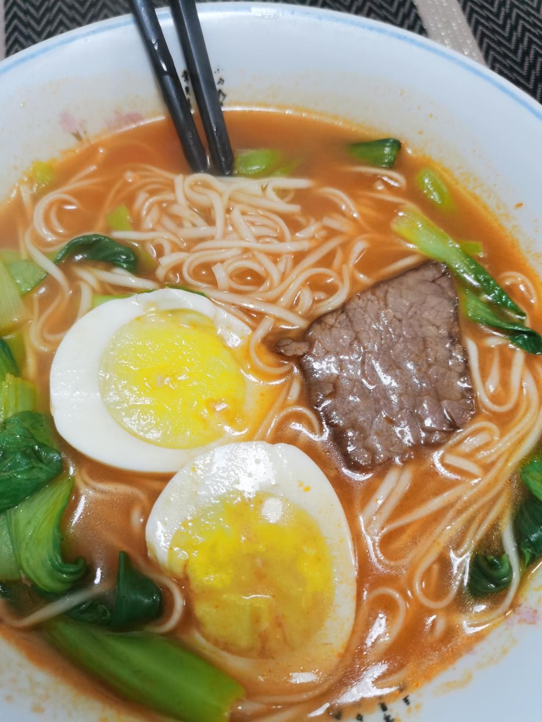 养胃的西红柿鸡蛋热汤面