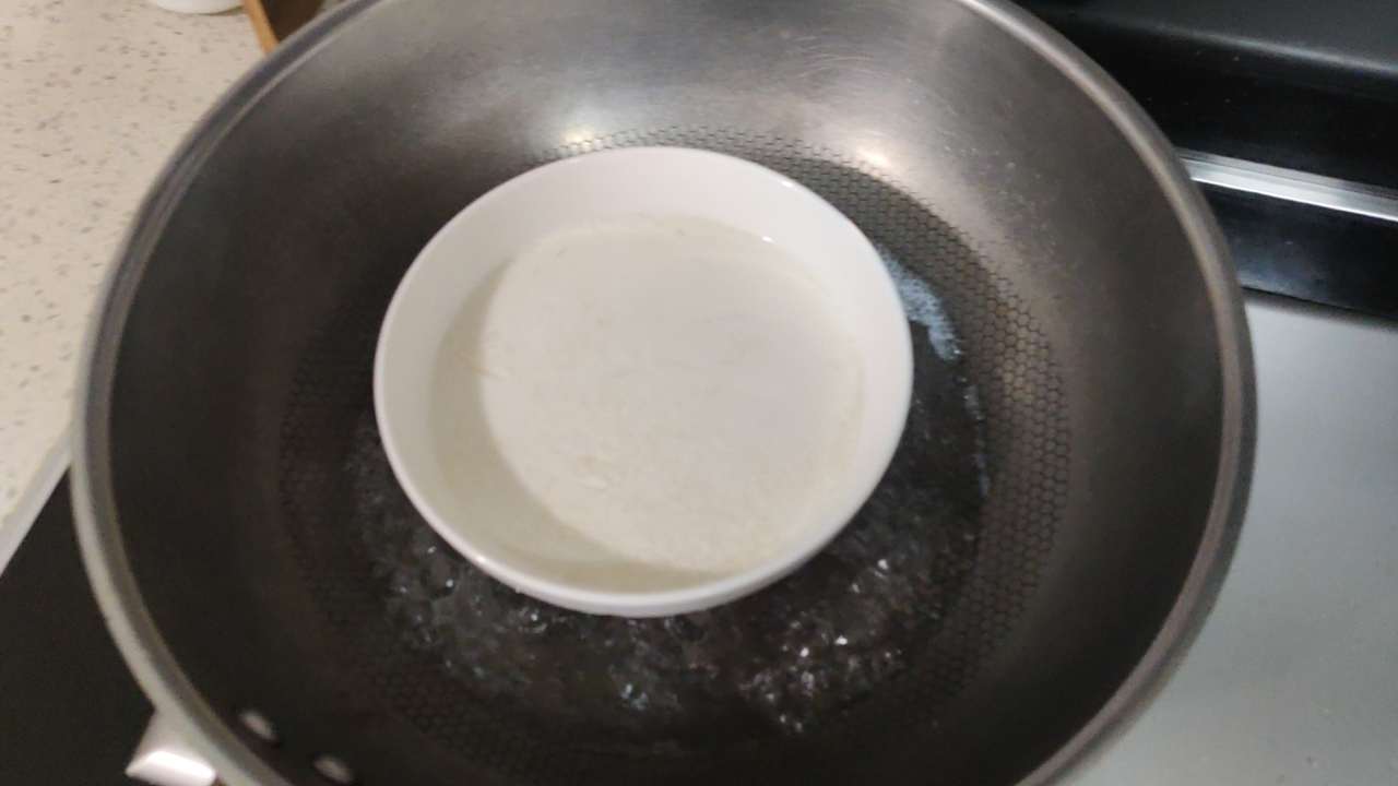 一盒纯牛奶250毫升，一勺糖（不用很多），100毫升的米酒酿（纯米酒酿的水，不要米）的做法