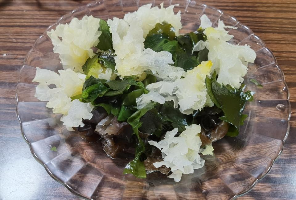 疏肝清肺凉拌菜，干丝银耳裙带菜的做法