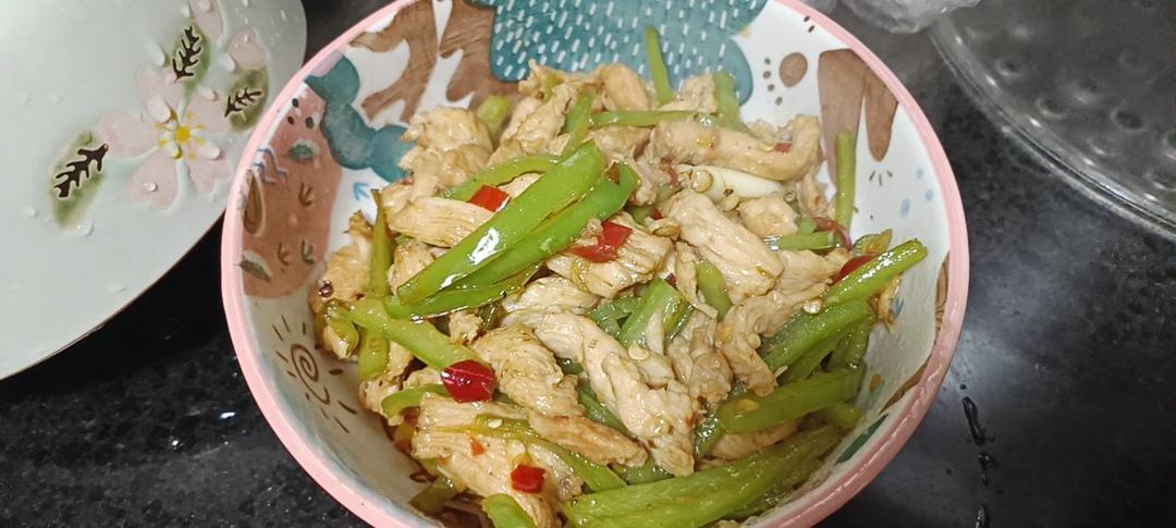 巨好吃的青椒炒鸡胸肉丝，超下饭