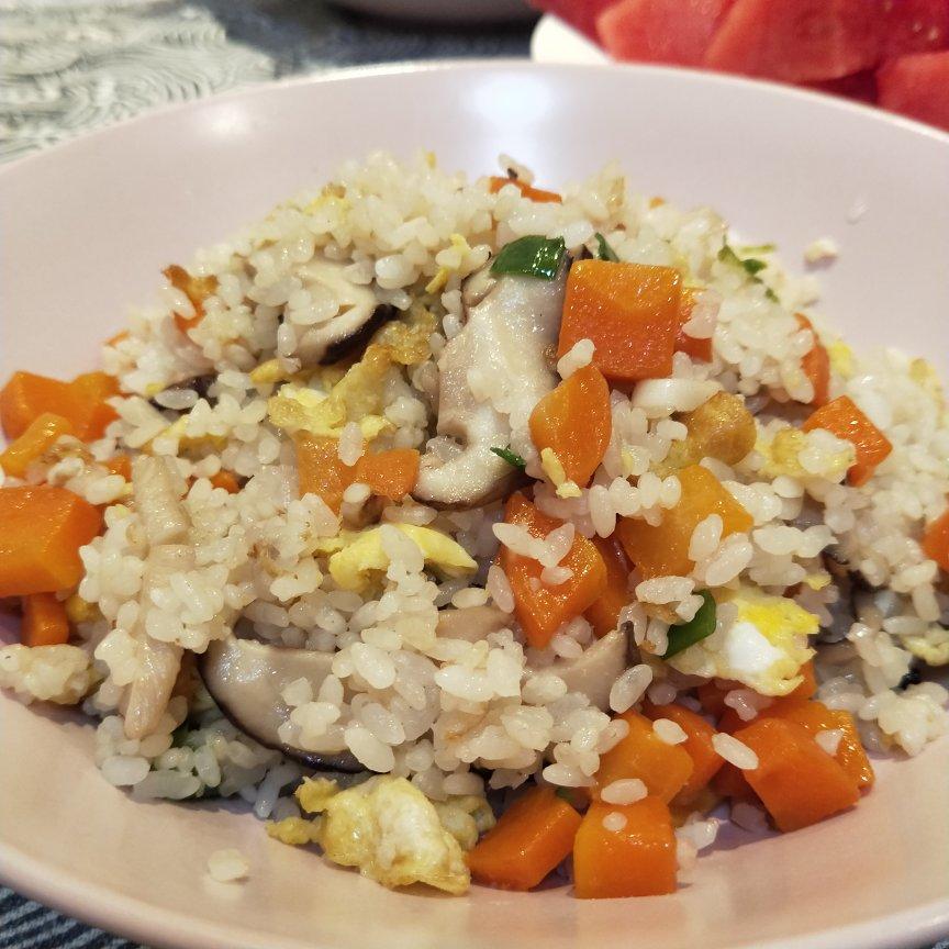 胡萝卜香菇玉米炒饭 2人量