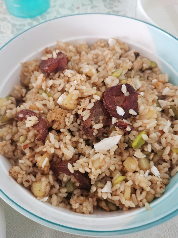 香到喊妈的销魂土豆香肠炒饭～