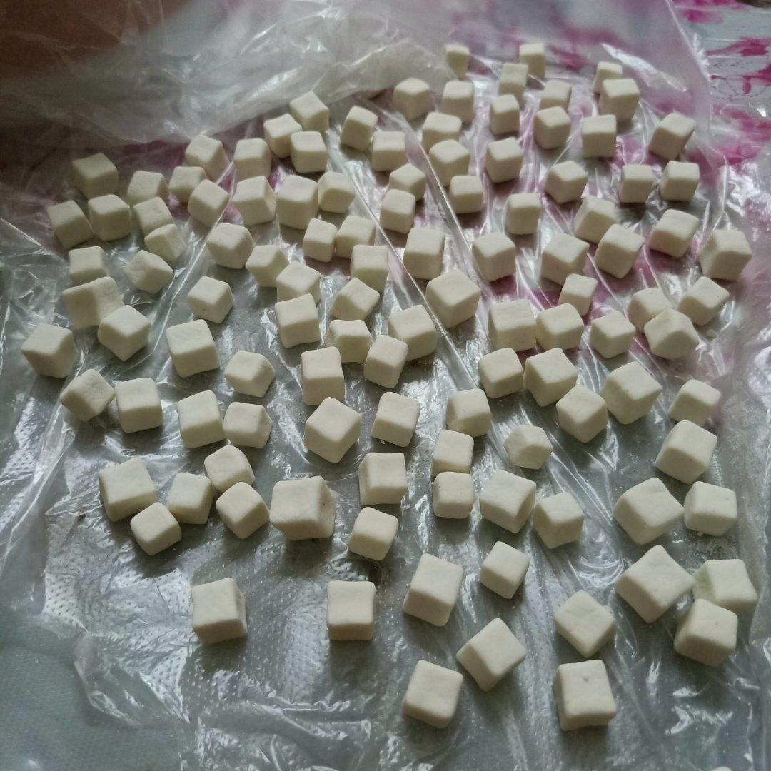 如何快速搓小汤圆且汤圆堆放在一起相互之间不粘连？