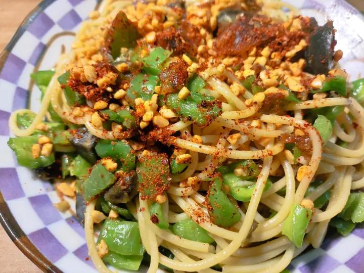 青椒皮蛋辣花生碎全麦意面【健康一锅端】