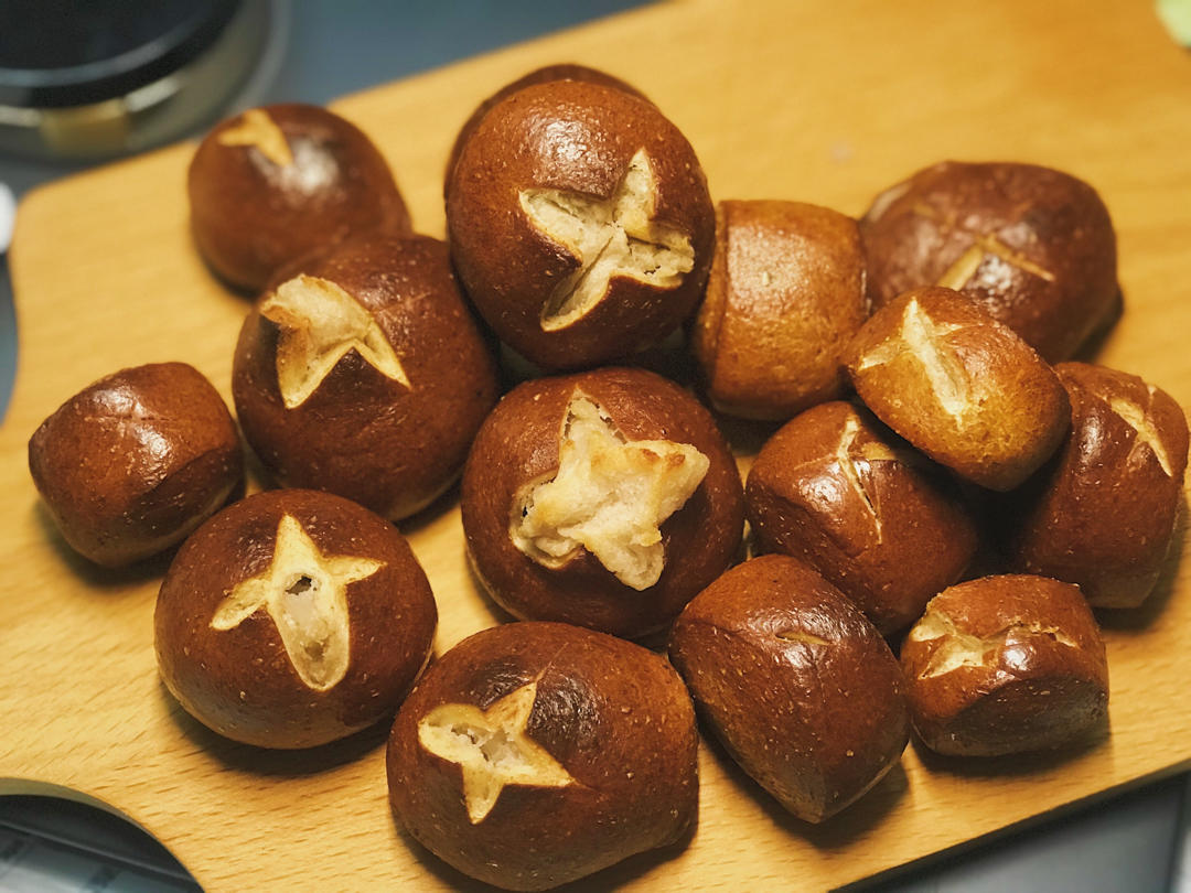 #烤100个面包# 🍞010 明星店的「碱水小丸子&小肉丸」