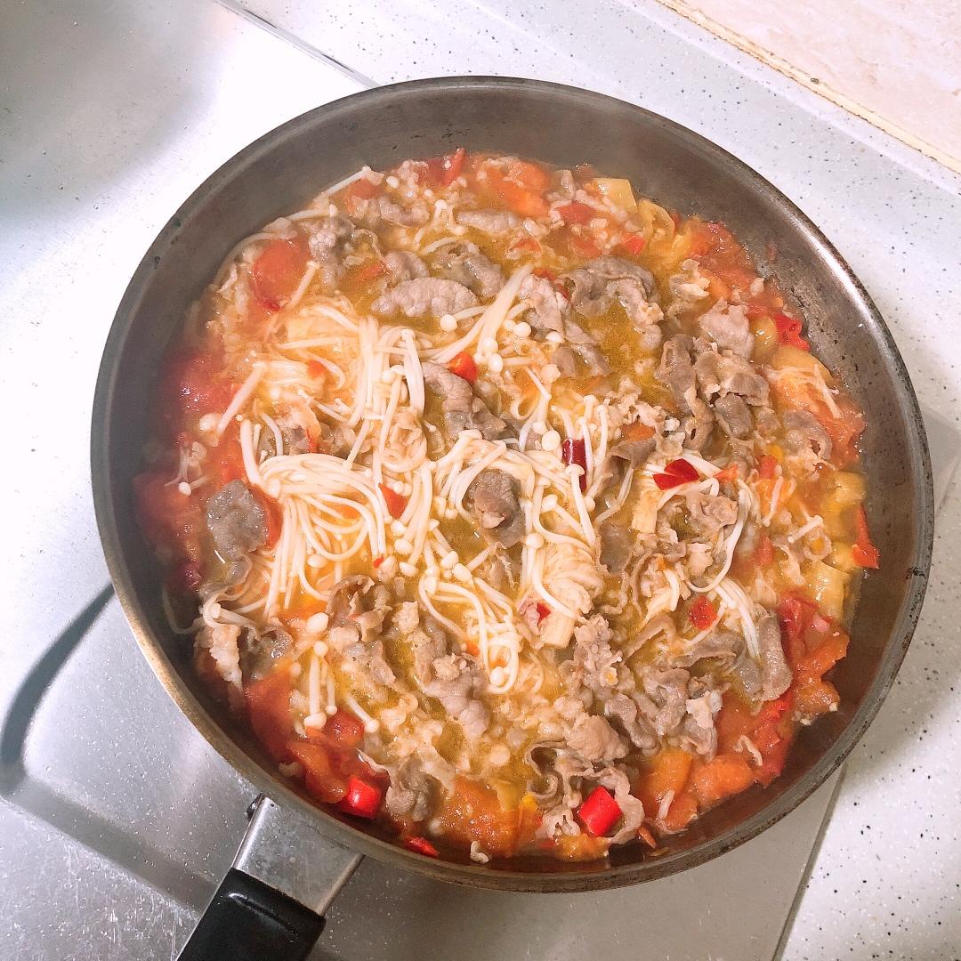 酸汤肥牛金针菇，开胃祛寒