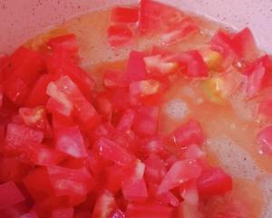 宝宝辅食:茄汁海鲜菇的做法 步骤2