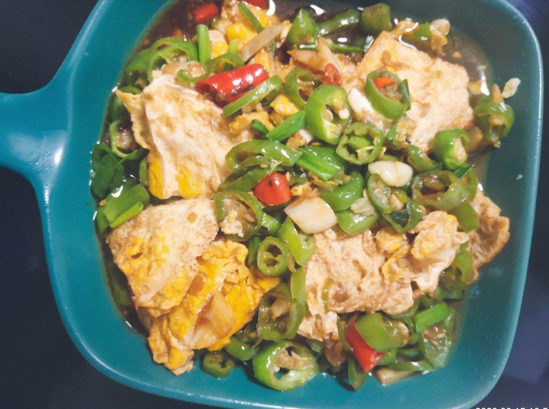 厨师长教你：“青椒炒荷包蛋”的家常做法，味道很赞先收藏起来