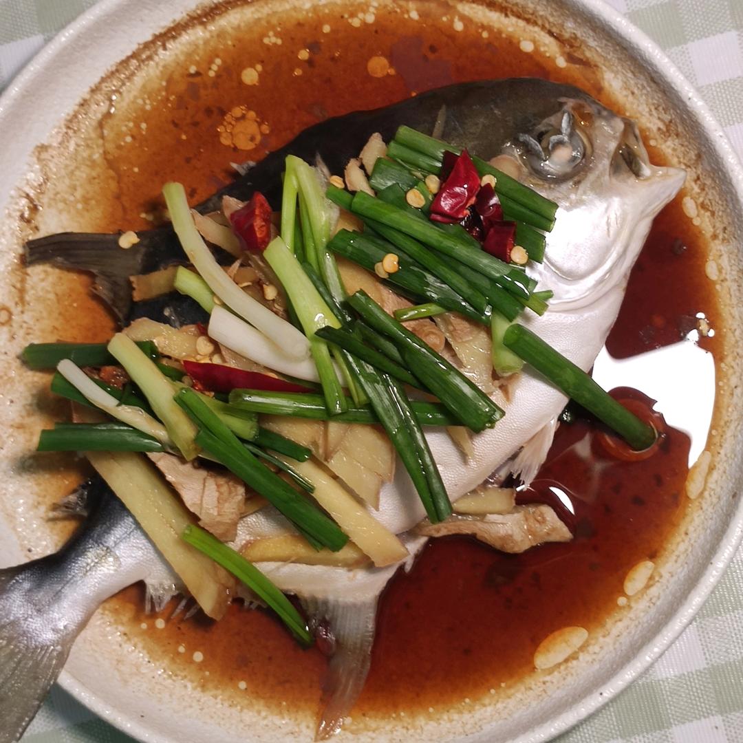 清蒸金鲳鱼，让我们用10分钟做出家宴必备的“年年有余”
