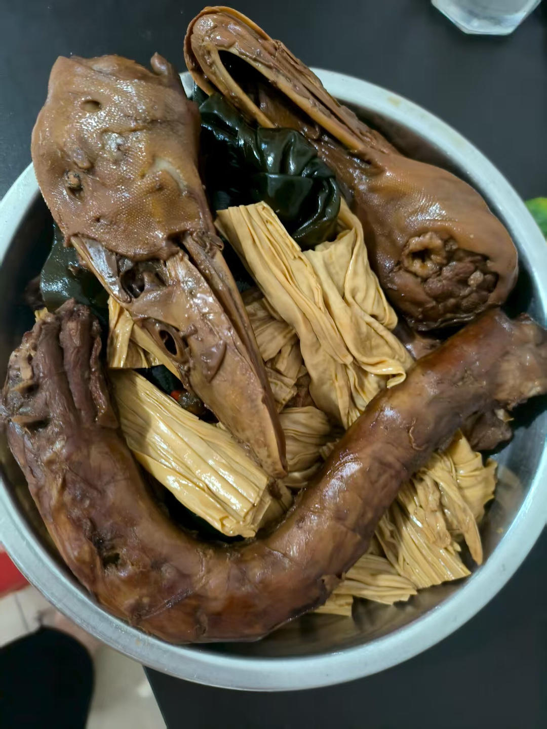 周黑鸭
先冷水下锅煮开、葱姜蒜、料酒
撇去浮沫、煮3分钟
倒大盆洗干净
加入花椒、辣椒、冰糖、一罐啤酒、生抽老抽盐一袋卤料包、
煮40分钟左右，煮配菜
浸泡半小时左右……的做法