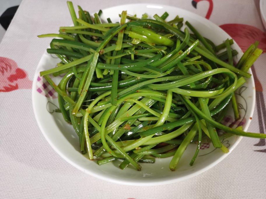 凉拌蒜薹丝