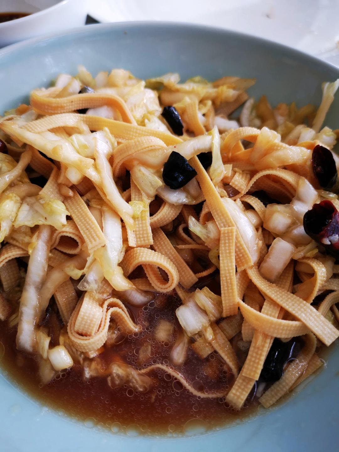 凉拌白菜干豆腐丝  
东北家常凉菜