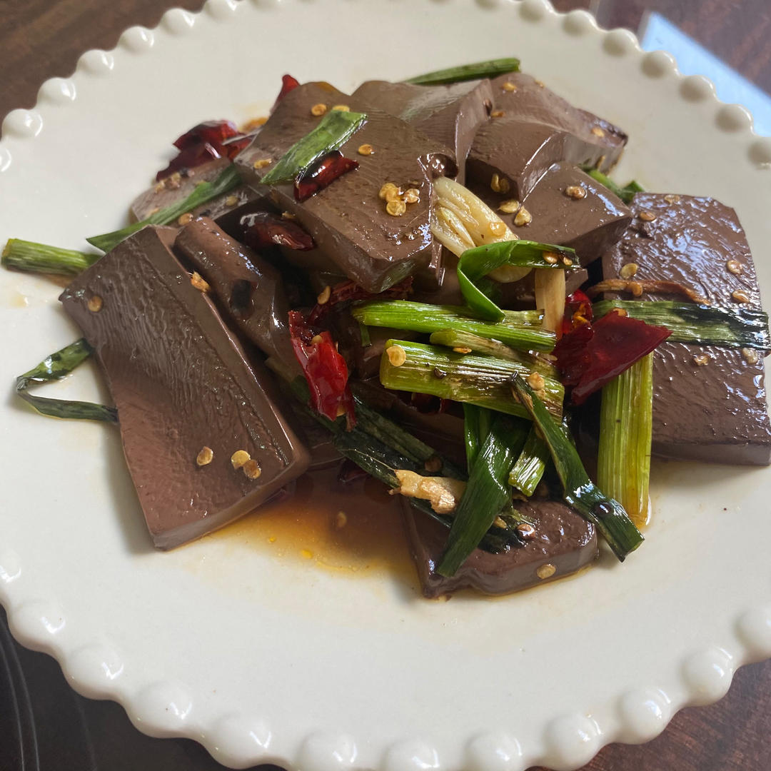 “葱爆鸭血”老公夸葱油裹着鸭血真的太香了！连葱都吃的一干二净哈哈