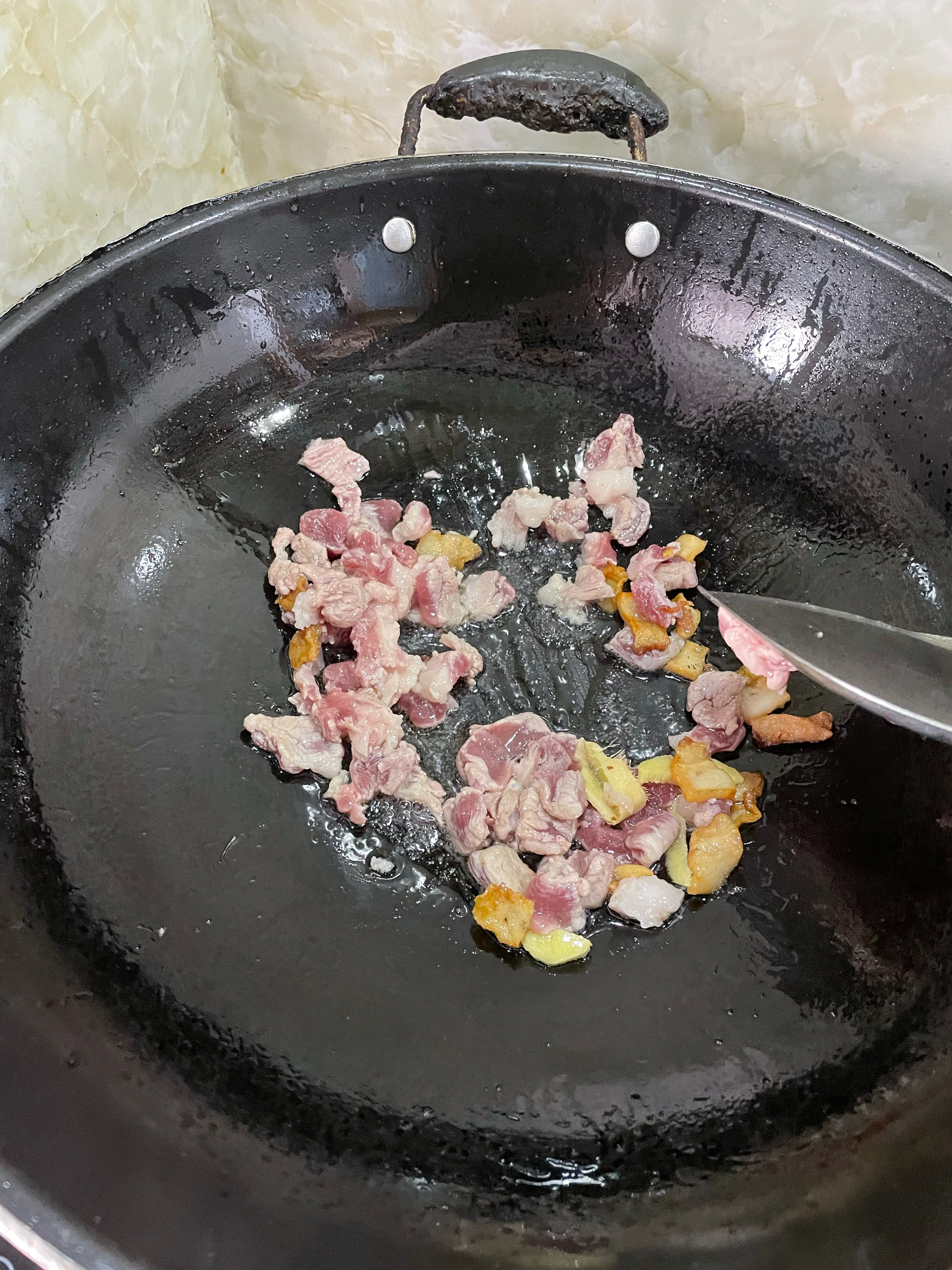 快手菜毛豆炒肉的做法 步骤4
