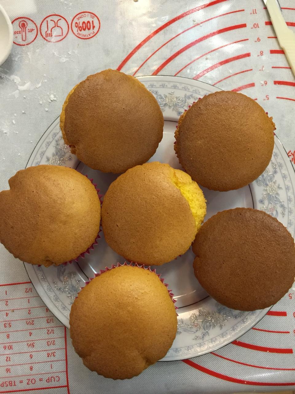 戚风杯子蛋糕^_^不开裂不回缩喔～