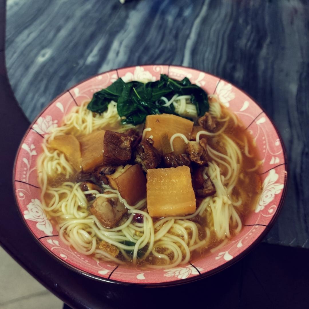 入口即化的广式萝卜牛腩煲