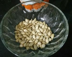 炒南瓜籽的做法 步骤1