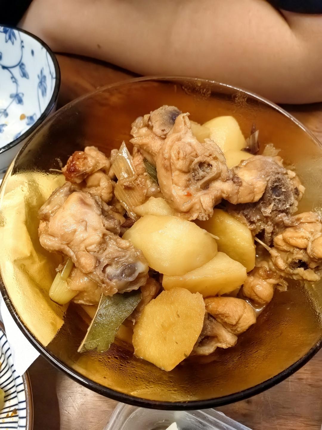 鸡腿炖土豆 上桌秒空盘 汤都喝干了！