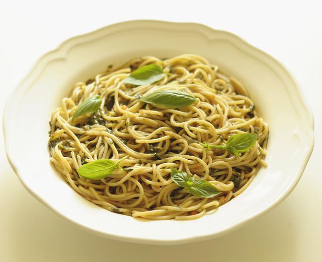 菠菜青酱意面(Spaghetti with Spinach and Basil Pesto)的做法