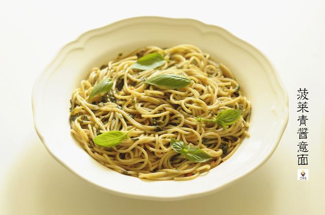 菠菜青酱意面(Spaghetti with Spinach and Basil Pesto)的做法