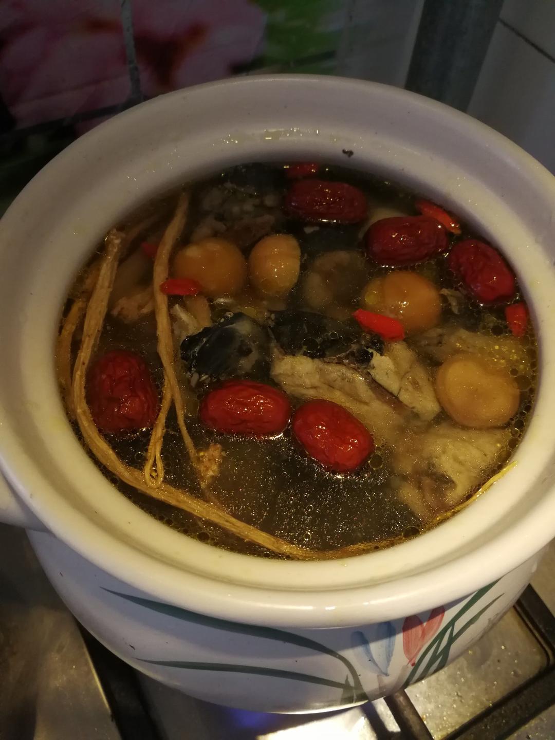 枸杞红枣乌鸡汤