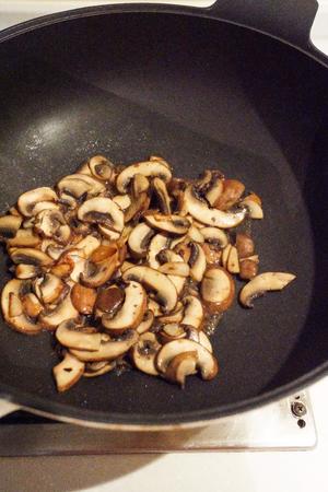 辣味蒜香菌菇意面的做法 步骤4