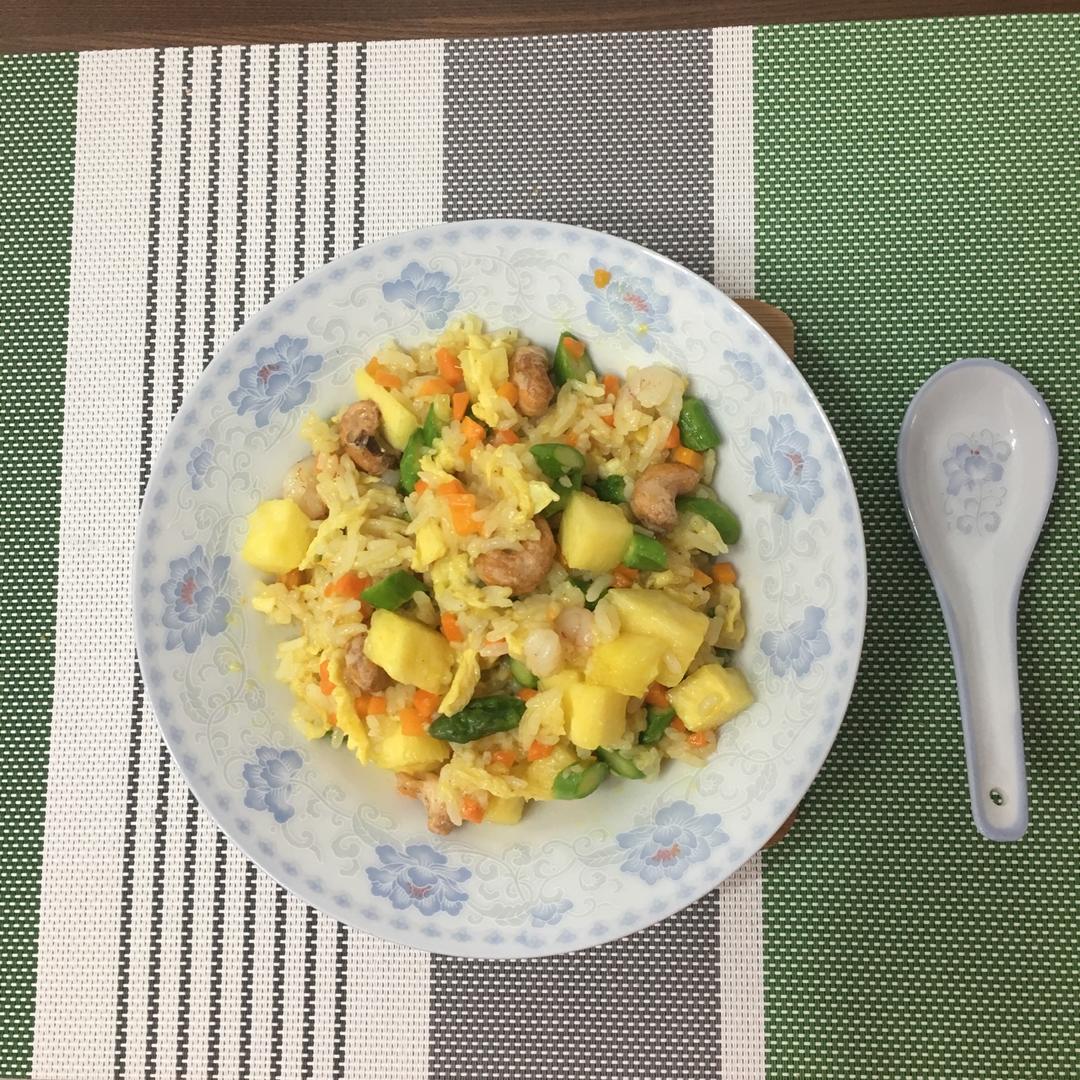 超级好吃的泰式菠萝炒饭