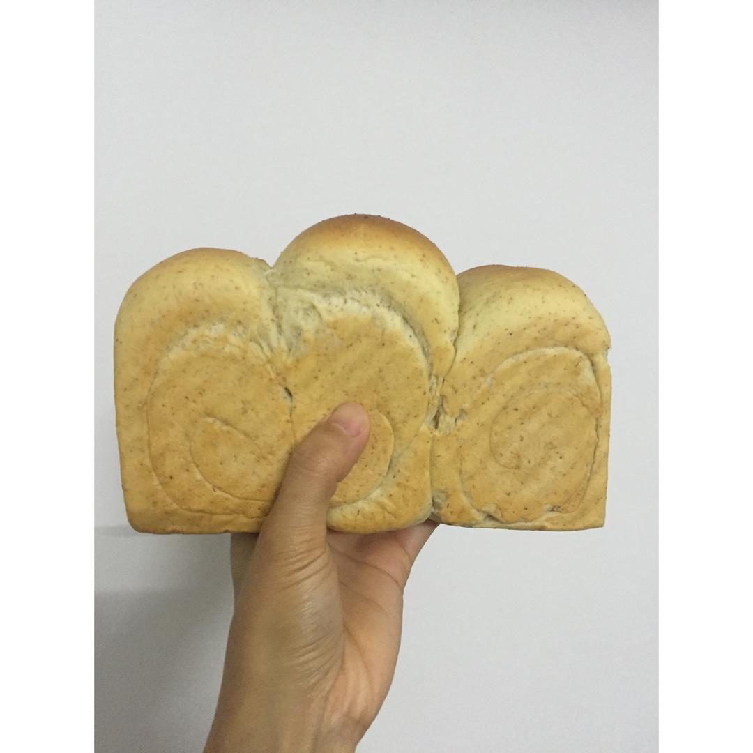 全麦黑芝麻吐司