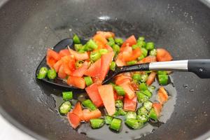 青椒西红柿dú豆腐（贵阳家常系列）的做法 步骤2