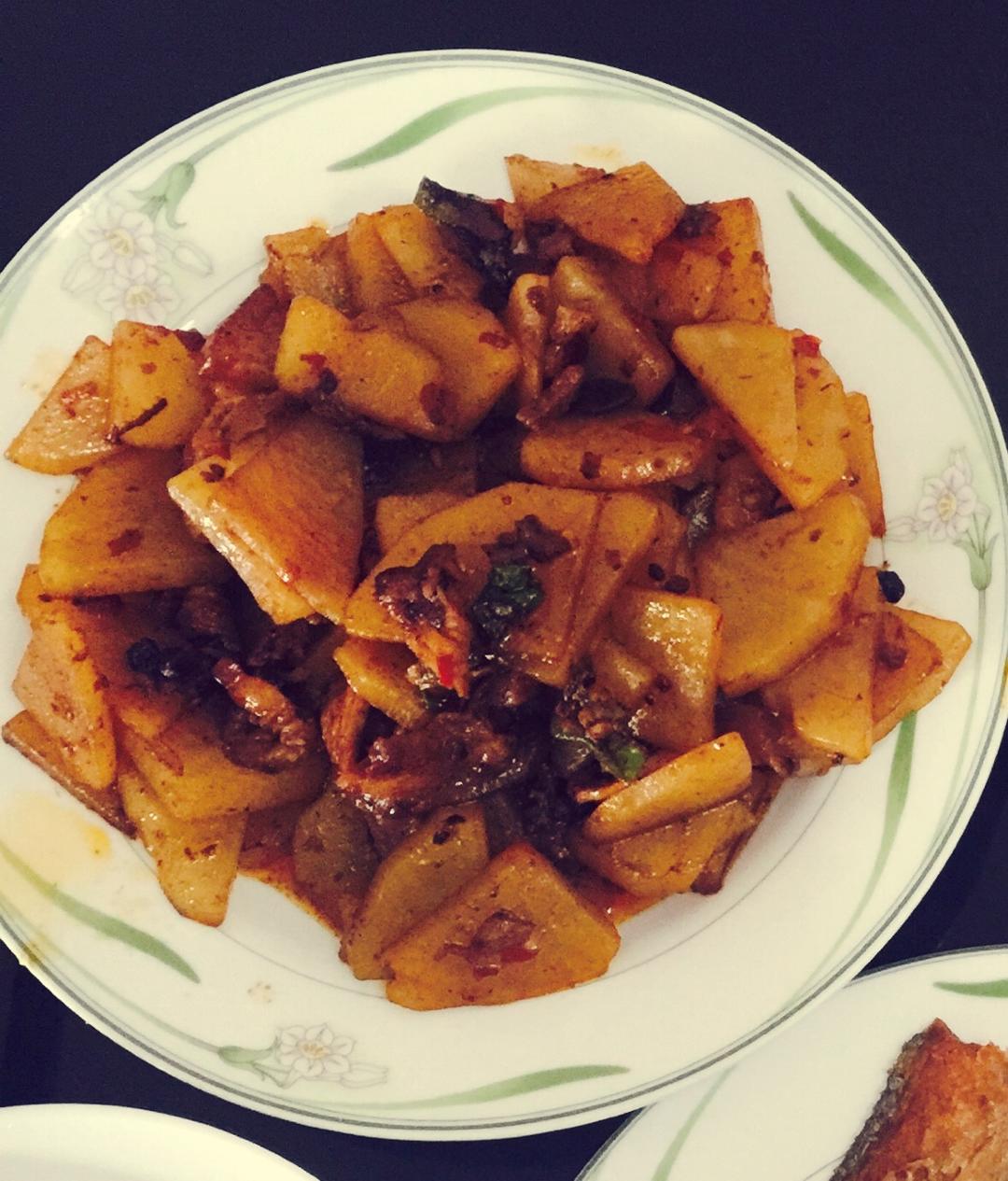 五花肉干煸土豆片
