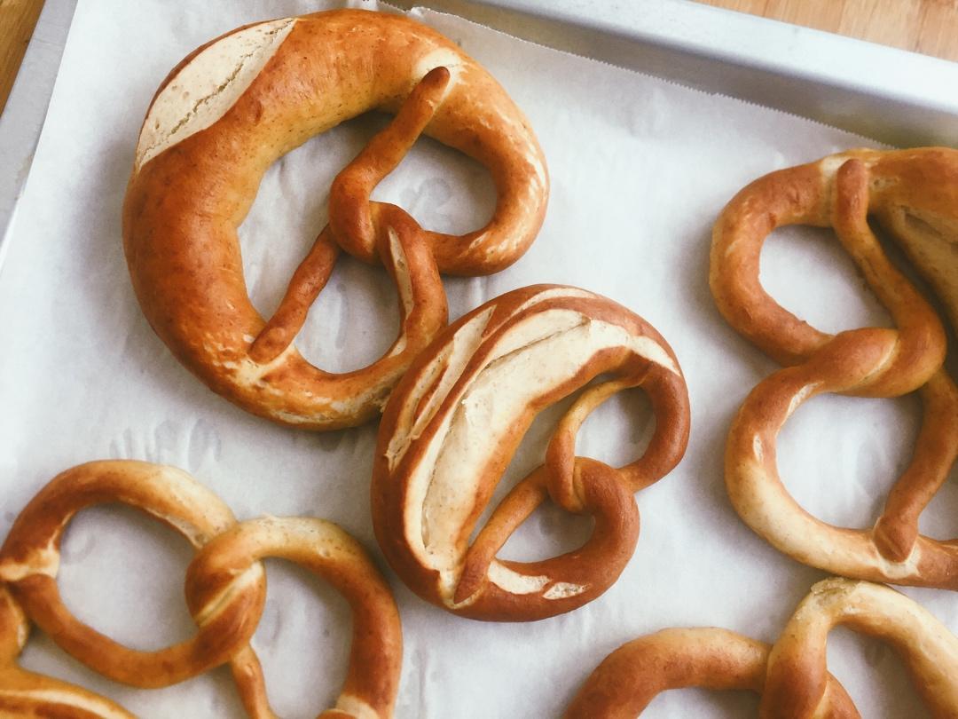 🥨黑麦碱水包Brezel🥨（小苏打版）