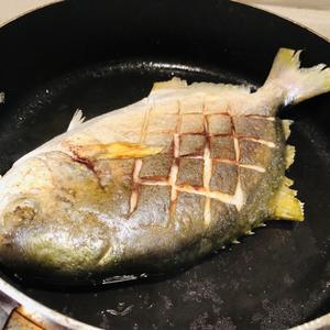 🥒青瓜红烧金鲳鱼🥒—看似奇怪搭配❗️变化出一道好美味❗️的做法 步骤3