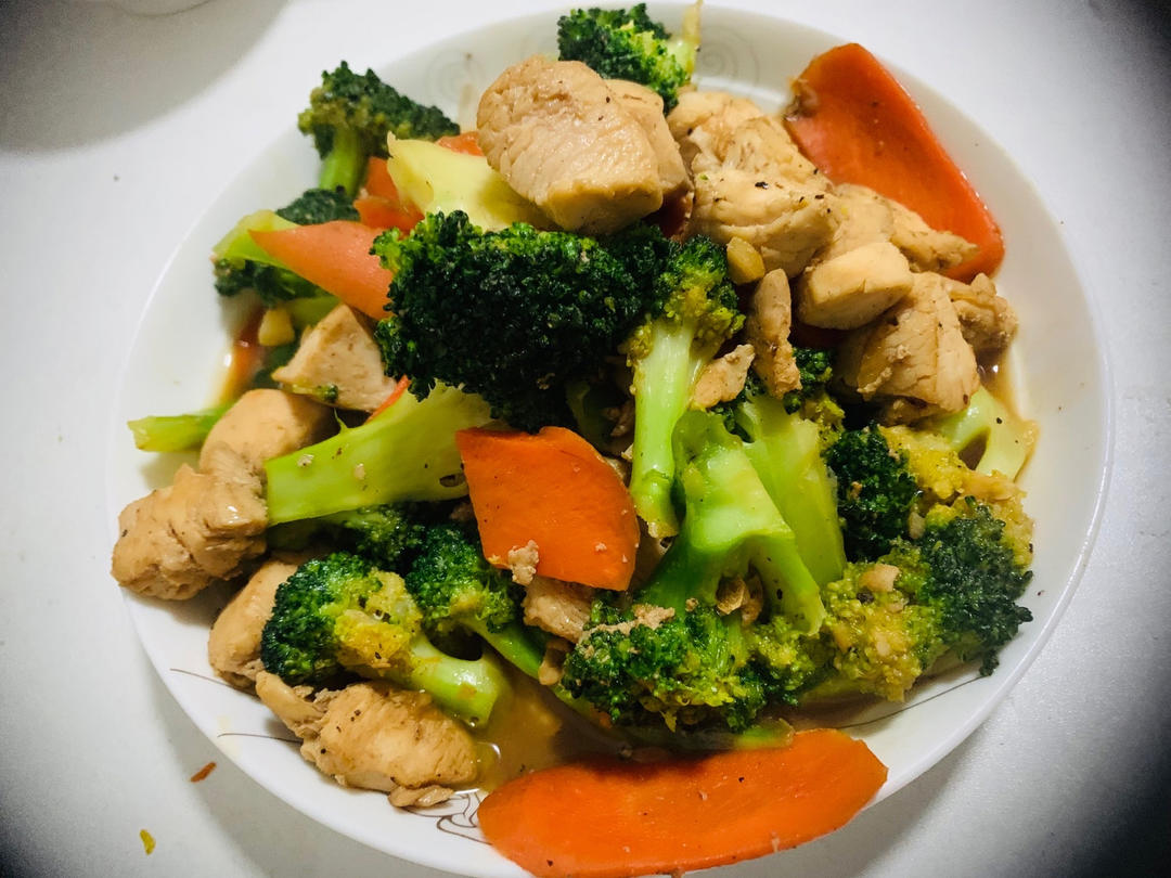 西蓝花炒鸡胸肉（最近爱上减脂餐）