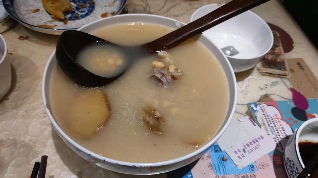 孩子爱喝的黄豆炖猪蹄，清香不油腻，先煎后炖才能软糯弹牙