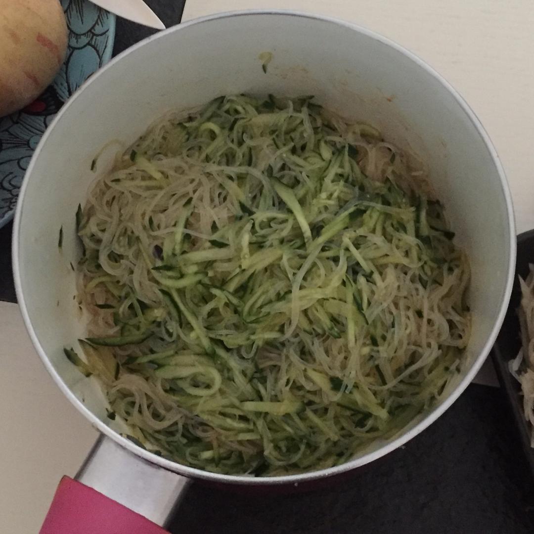 黄瓜拌粉丝 拌冷面一样