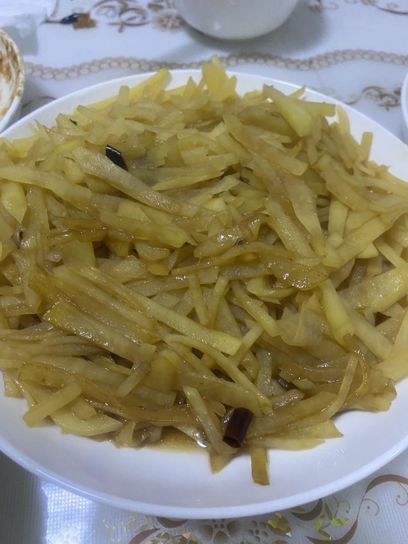 酸辣土豆丝的正宗做法，学会这三个技巧，土豆丝脆爽又下饭