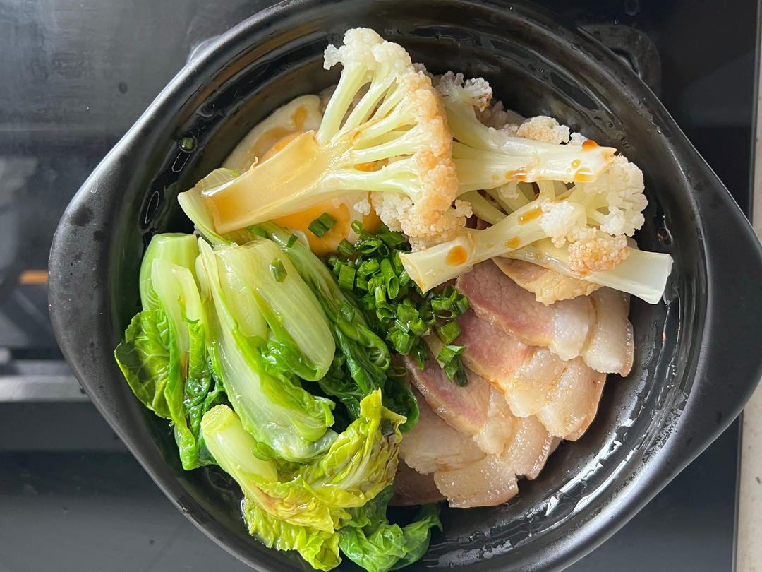 广式腊味煲仔饭