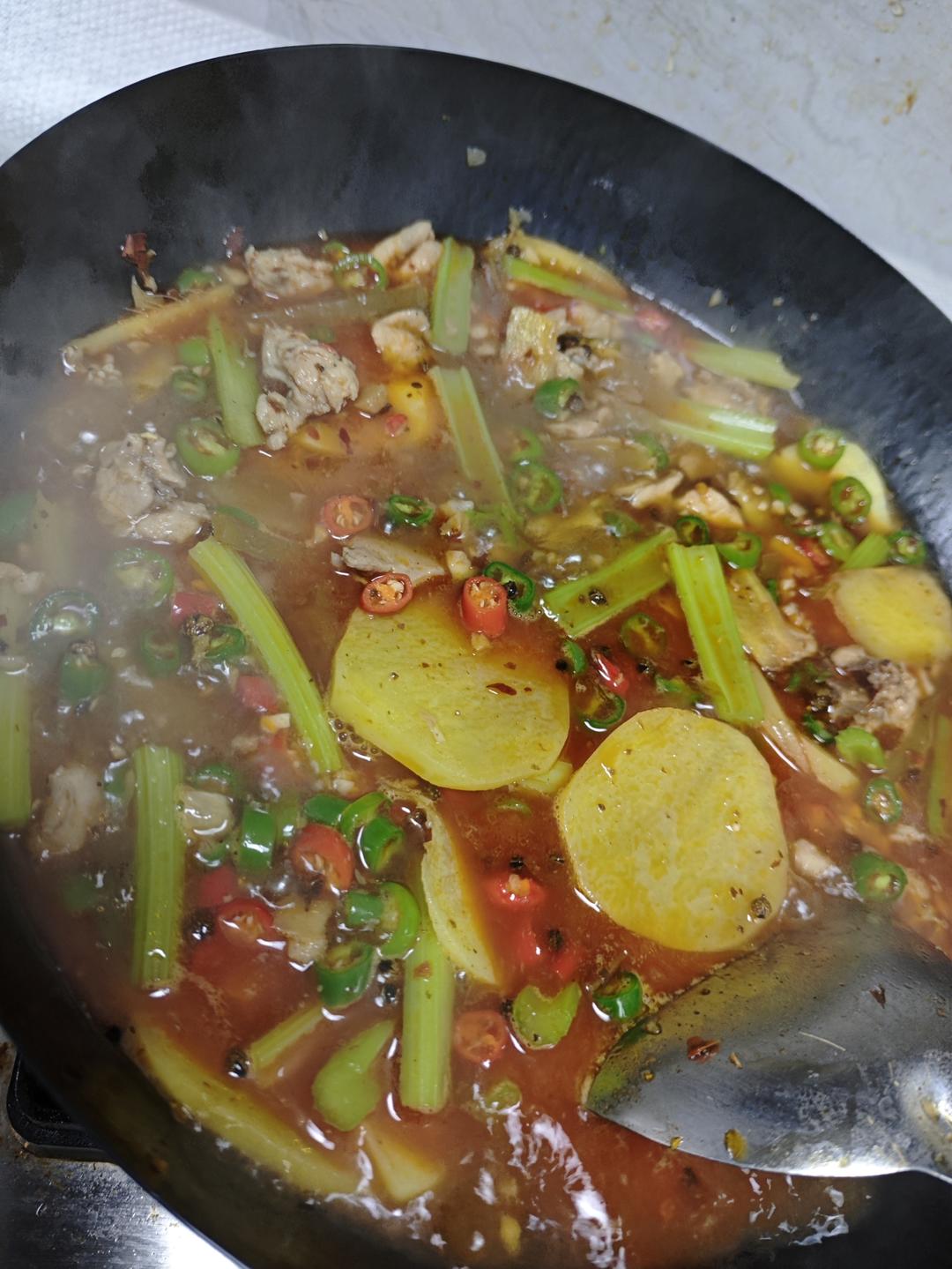 【创意小厨娘】家庭版鲜锅兔——兔肉嫩滑，麻辣爽口，这是一道下饭下酒的硬菜。