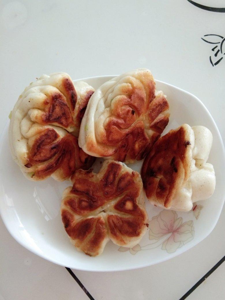 生煎葱油卷子（我觉的就是生煎包和葱油花卷的完美融合！）