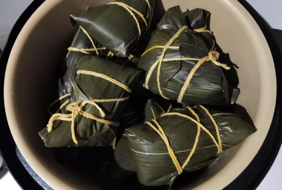 记录70岁老妈包粽子