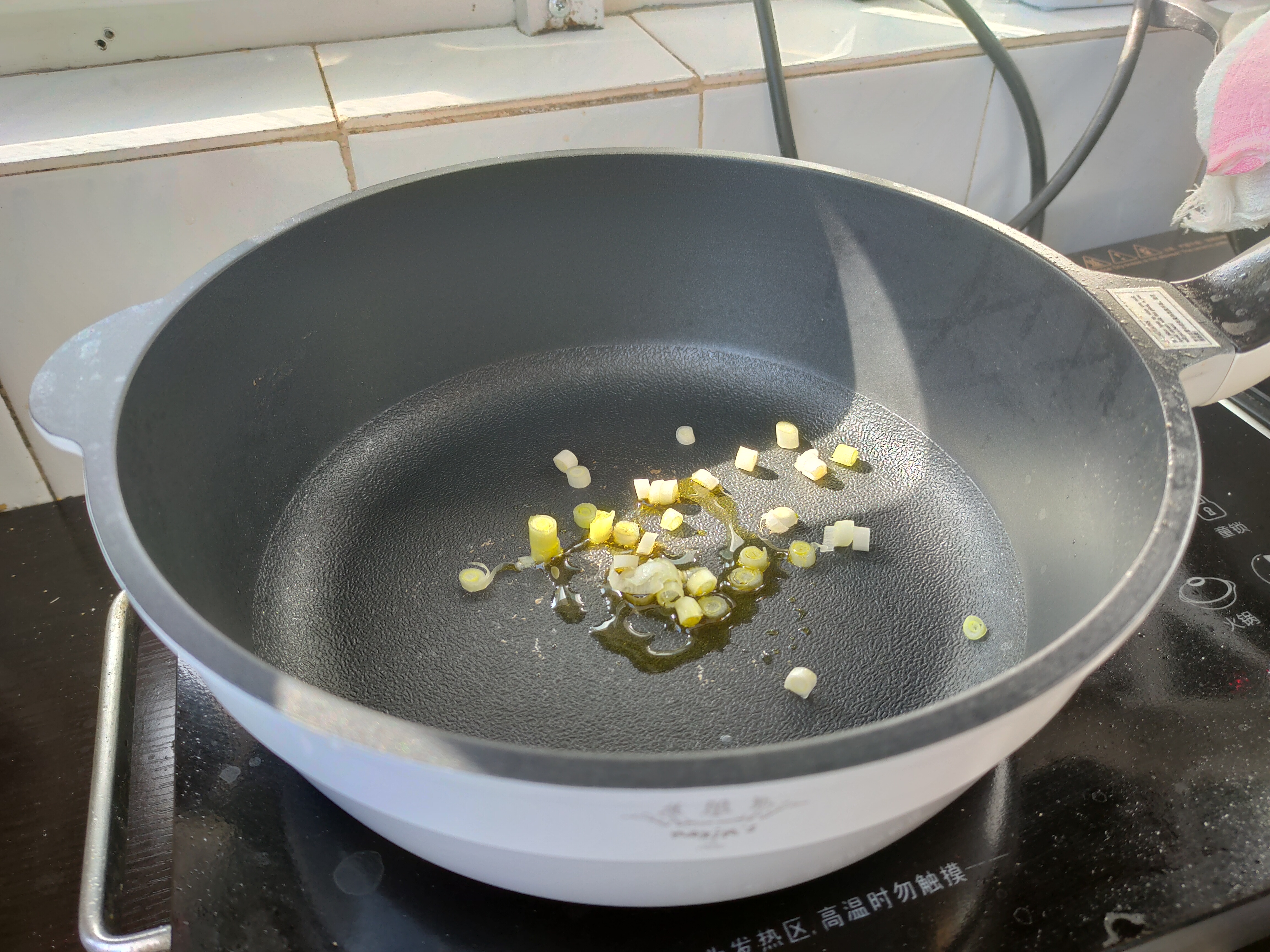 菠菜蛤蜊汤的做法 步骤2