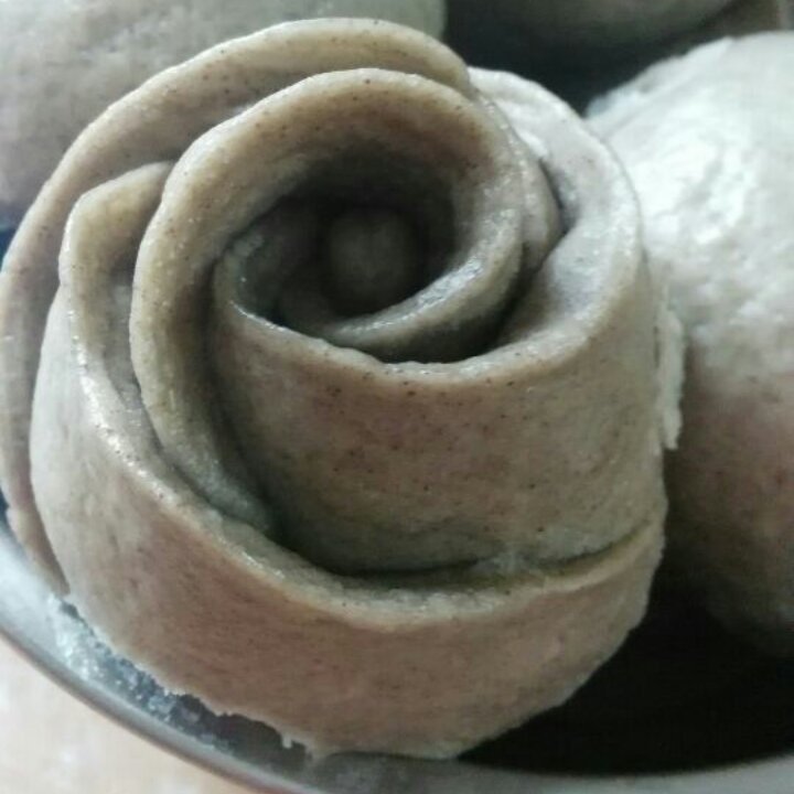 牛奶黑芝麻玫瑰馒头