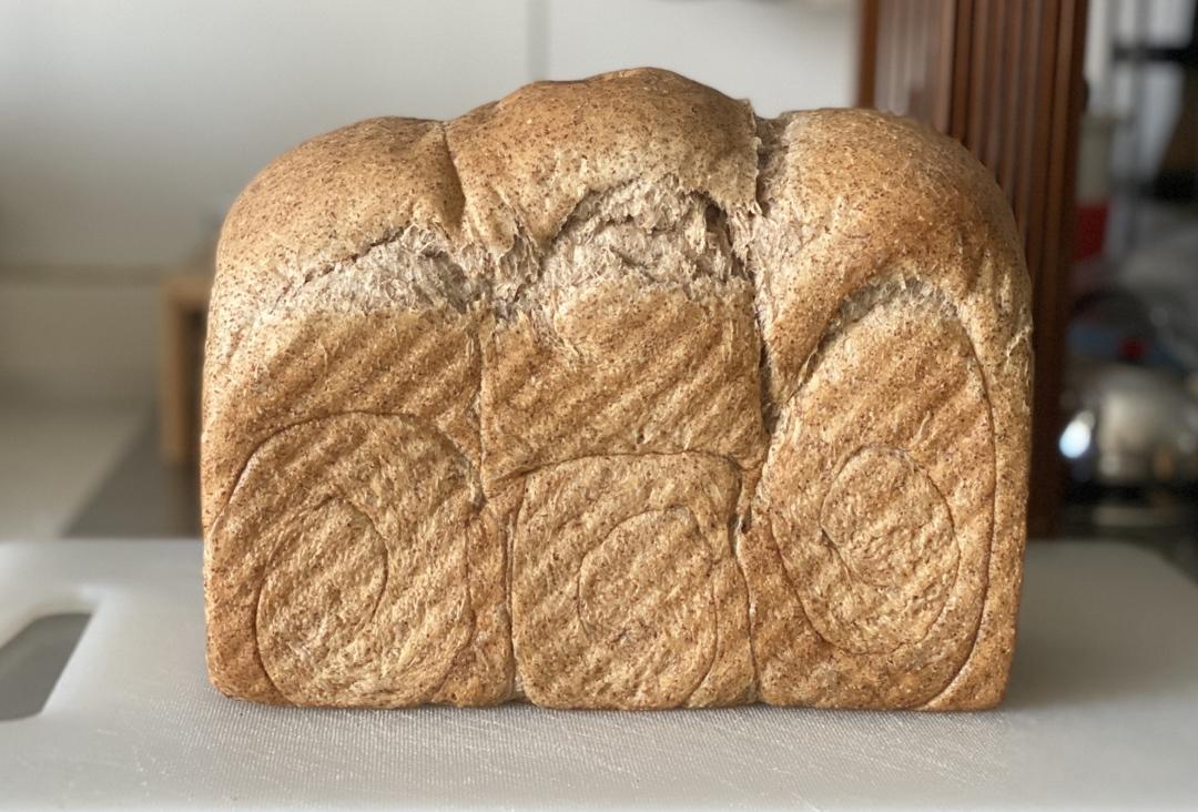 黑全麦波兰种吐司，这么柔软简直怀疑你是个假全麦！