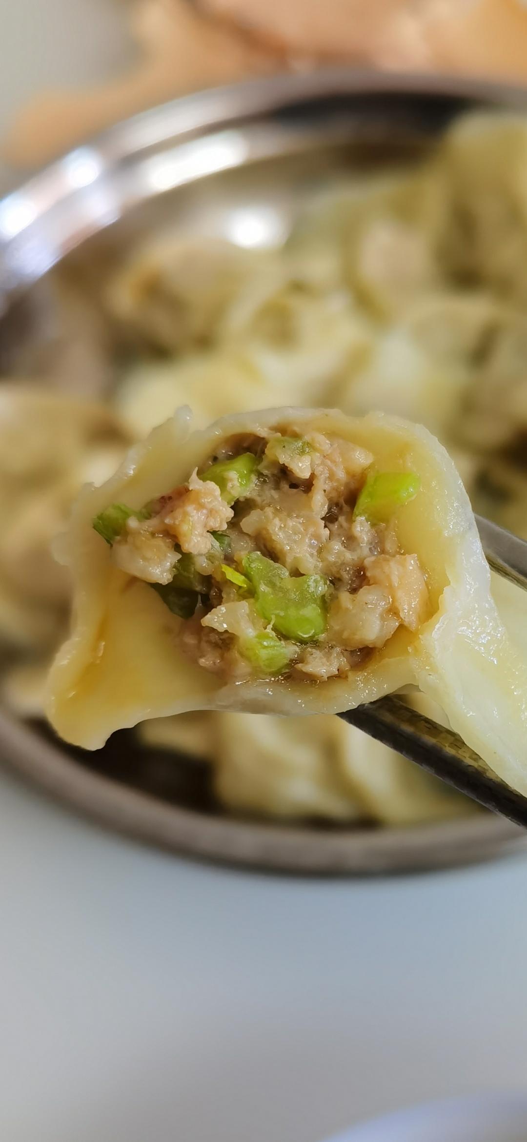 鲜嫩多汁的芹菜猪肉馅饺子