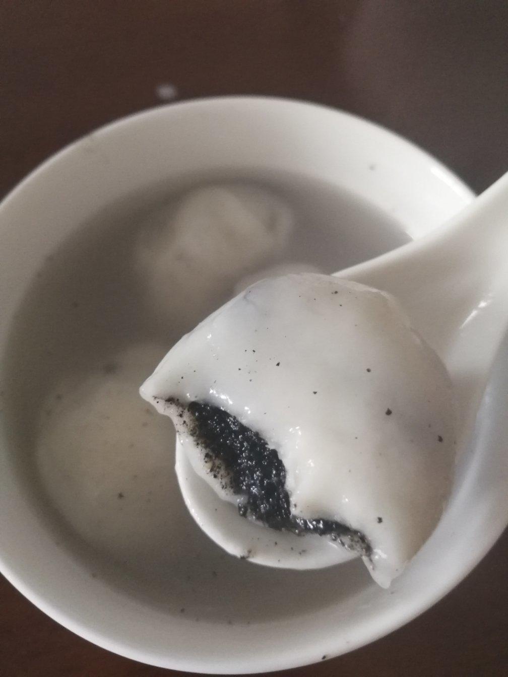 花生黑芝麻汤圆