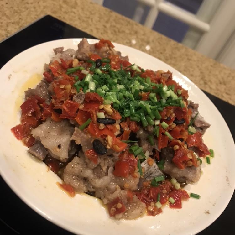 【剁椒芋头蒸排骨】排骨这样蒸，跟剁椒鱼头一样赞！